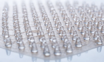 Werking van de microneedle oogpatches